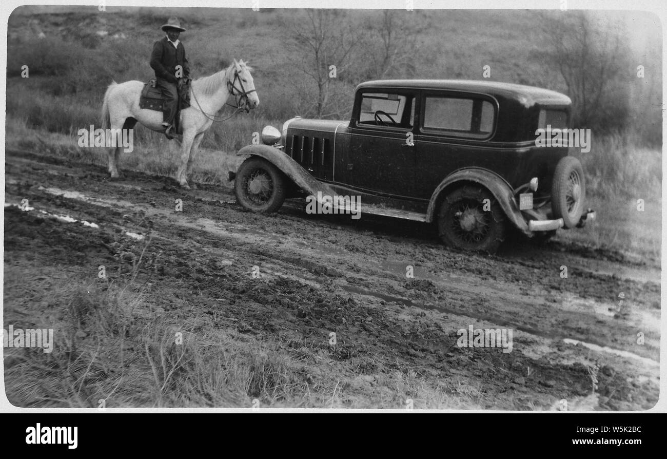 Automobile incontra nei pressi di Halliday, North Dakota, campo di applicazione e il contenuto: Ole Bull si incontra con la foresta ranger. La sella cavallo può navigare in questi tipi di strade con meno dolore rispetto ai più veloci di automobile. Foto Stock