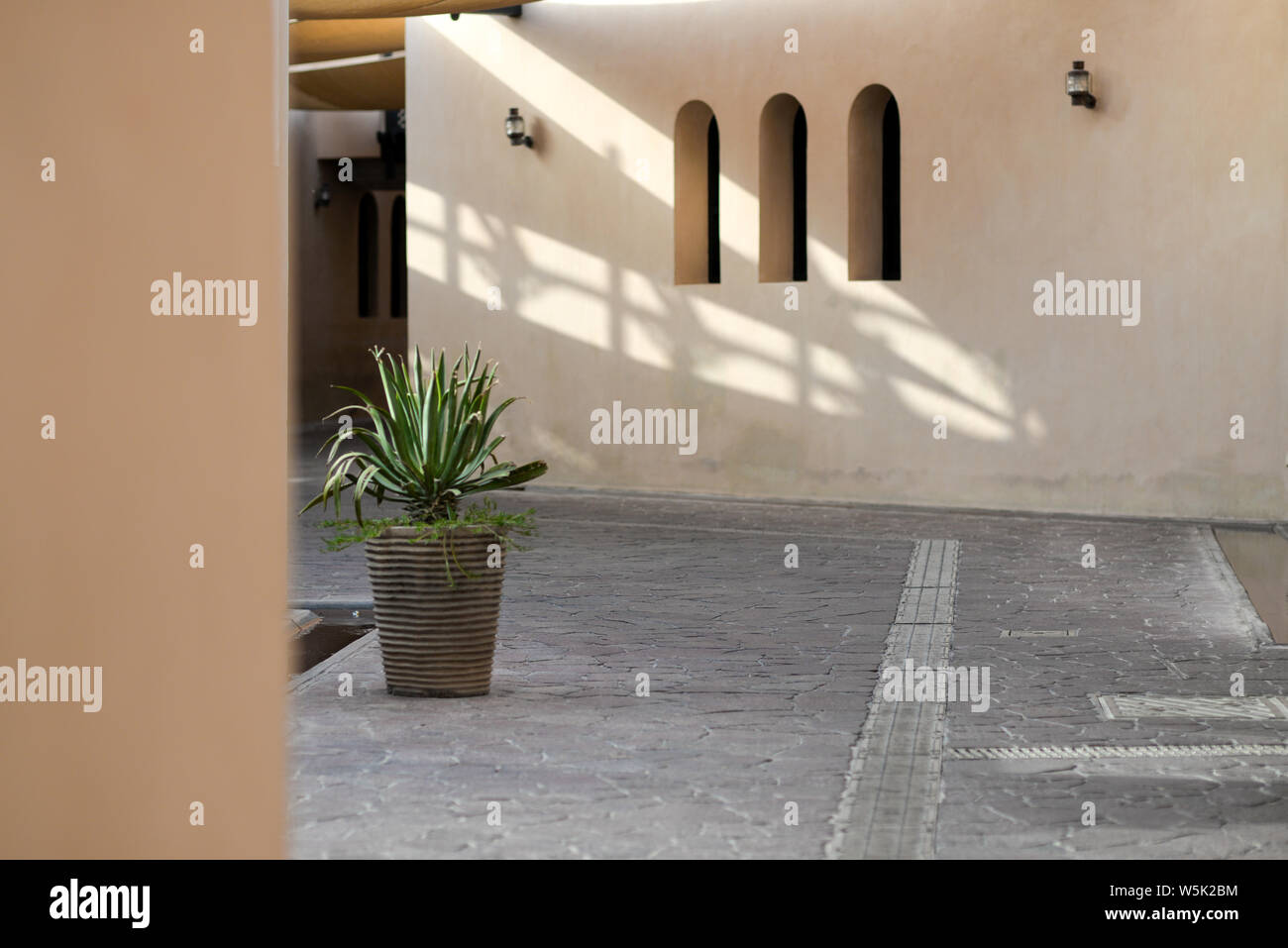 DOHA, Qatar - 27 Maggio 2016: Vuoto cortile al Katara Villaggio Culturale con struttura di colata modelli di ombra. Foto scattata alla fine di una molla Foto Stock