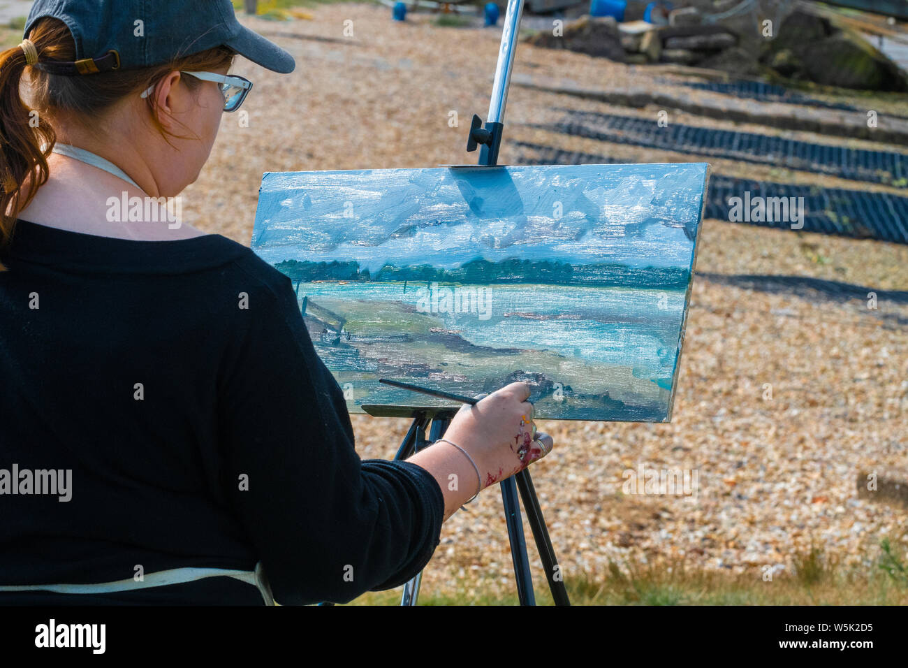 Gruppo amatoriale di artisti con una pittura tuotor ' en plein air" in Chichester Marina con le scene di tutta la banchina del canale ,porto di Chichester Foto Stock
