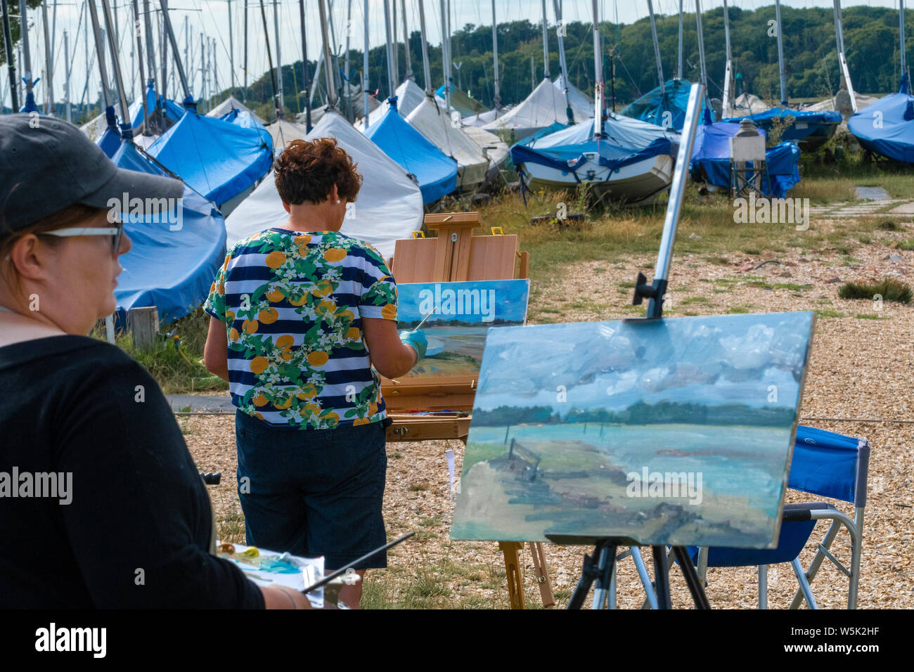 Gruppo amatoriale di artisti con una pittura tuotor ' en plein air" in Chichester Marina con le scene di tutta la banchina del canale ,porto di Chichester Foto Stock