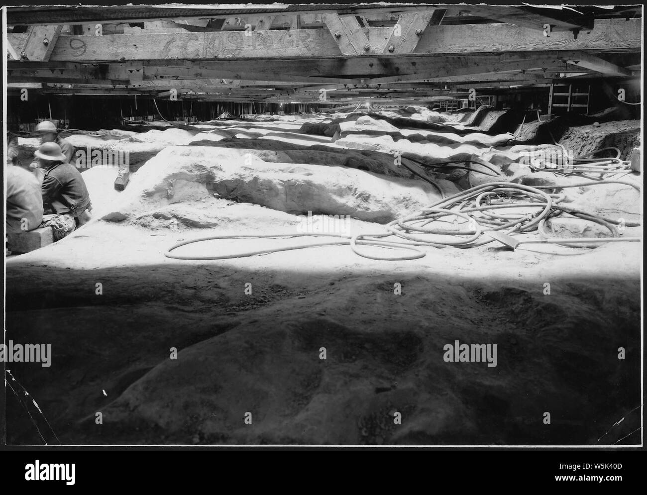 La roccia esposta nel blocco 40, con pesanti in legno overhead di controventamento.; Portata e contenuto: fotografia dal volume due di una serie di album di foto per documentare la costruzione del Grand Coulee Dam e i relativi lavori sul bacino di Columbia progetto. Foto Stock