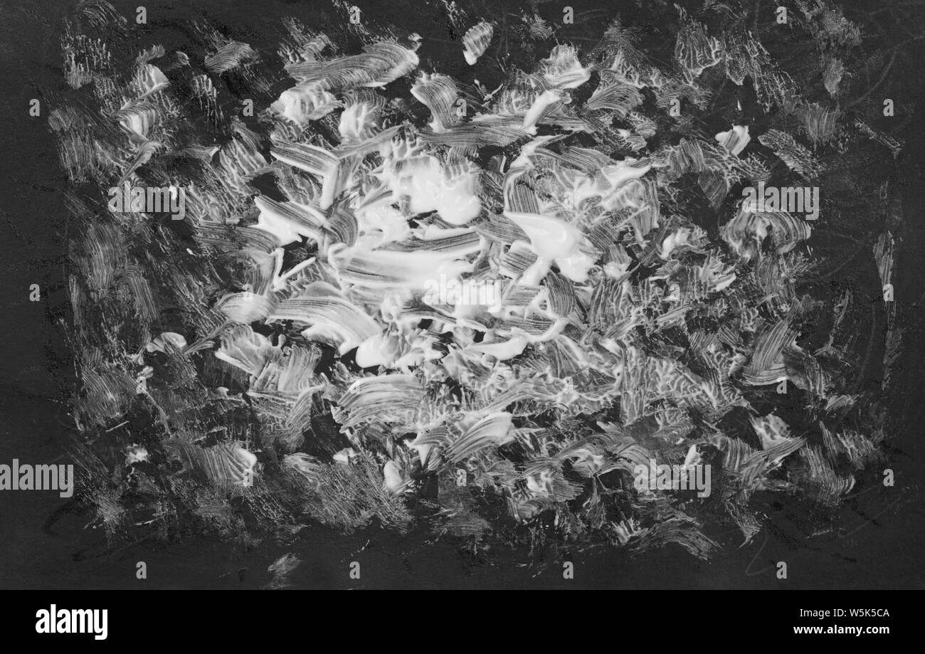 Bianco e nero concetto artistico, vernice bianca su carta nera Foto Stock