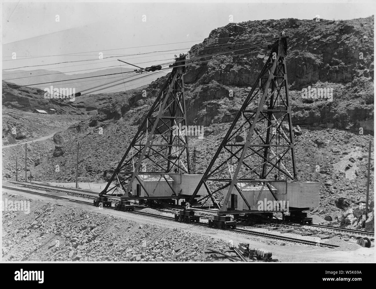 Diga di Boulder, torre di coda di installazione per sei società' impianti funiviari n. 5 e 6., Campo di applicazione e il contenuto: fotografia dal volume due di una serie di album di foto per documentare la costruzione della Diga di Hoover, Boulder City, Nevada. Foto Stock