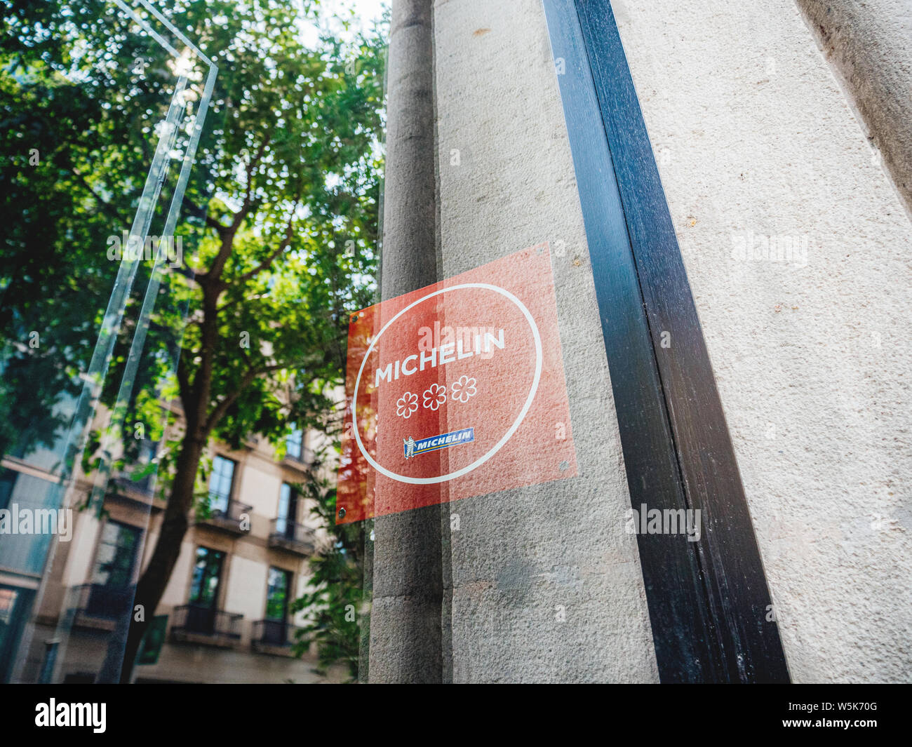 Barcellona, Spagna - 1 Giu 2018: vista dalla strada all'interno posto segno rosso 2017 Michelin tre stelle nel lusso scala superiore ristorante cucina eccezionale che vale la pena di un viaggio speciale Foto Stock