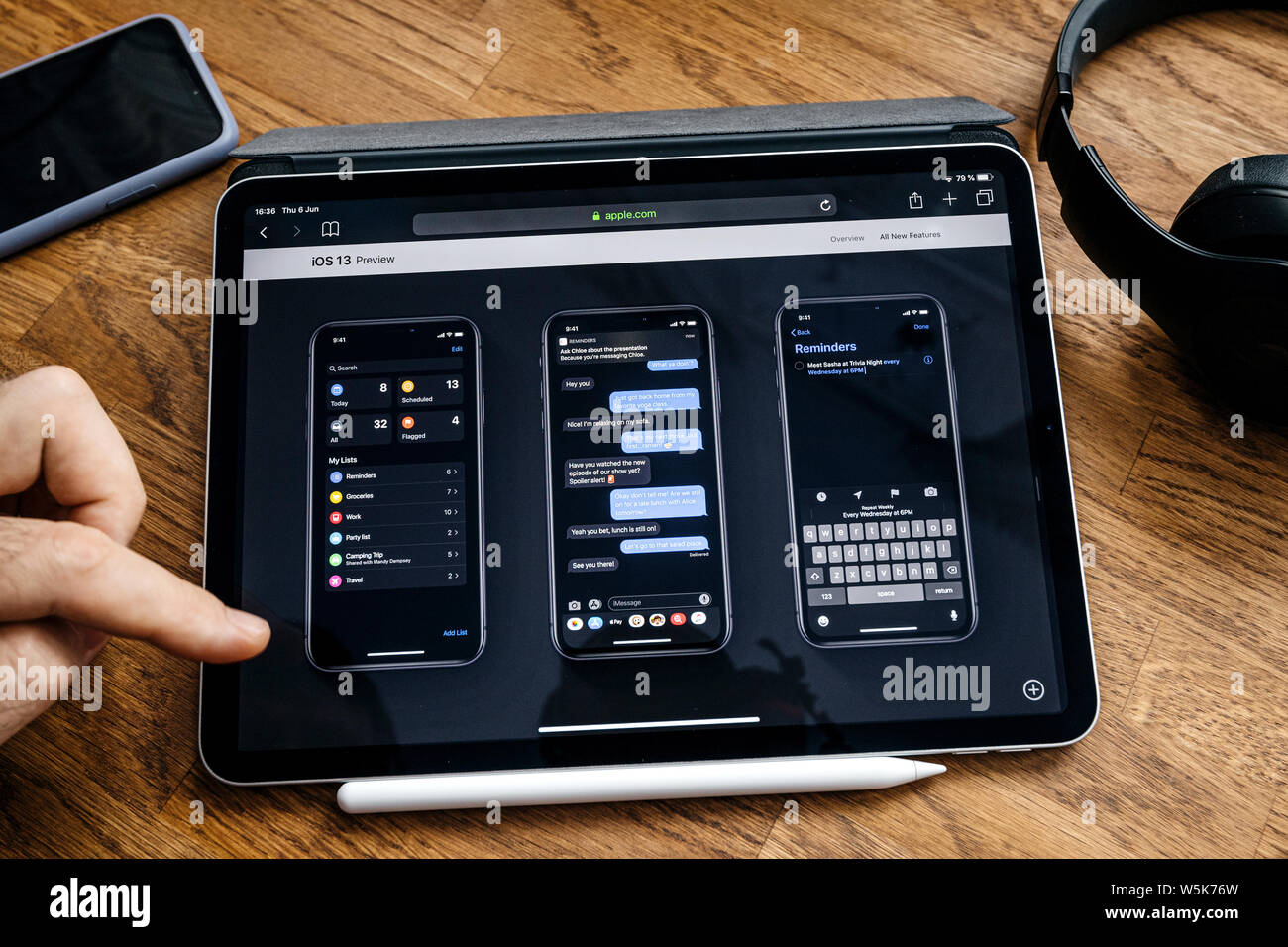 Parigi, Francia - giu 6, 2019: uomo lettura su iPad Apple Pro tablet circa il recente annuncio di alla Apple Worldwide Developers Conference che mostra l'iOS 13 includono nuove app promemoria Foto Stock