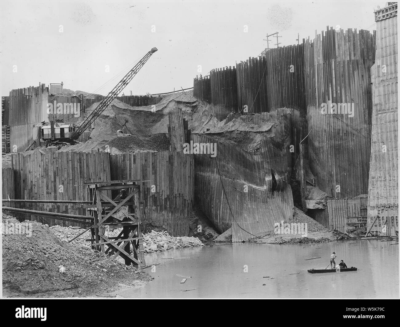 Rotture di paratoia cella F-6, crollata marzo 28 a causa della rimozione del supporto di massa al di fuori della cella, accoppiato con inaspettatamente alta pressione idrostatica sviluppata entro la cella a causa della saturazione del riempire fino ad una altezza di 19 metri al di sopra della base. Il primo si è verificato un guasto nel web di una delle pile di fogli.; Portata e contenuto: fotografia dal volume due di una serie di album di foto per documentare la costruzione del Grand Coulee Dam e i relativi lavori sul bacino di Columbia progetto. Foto Stock