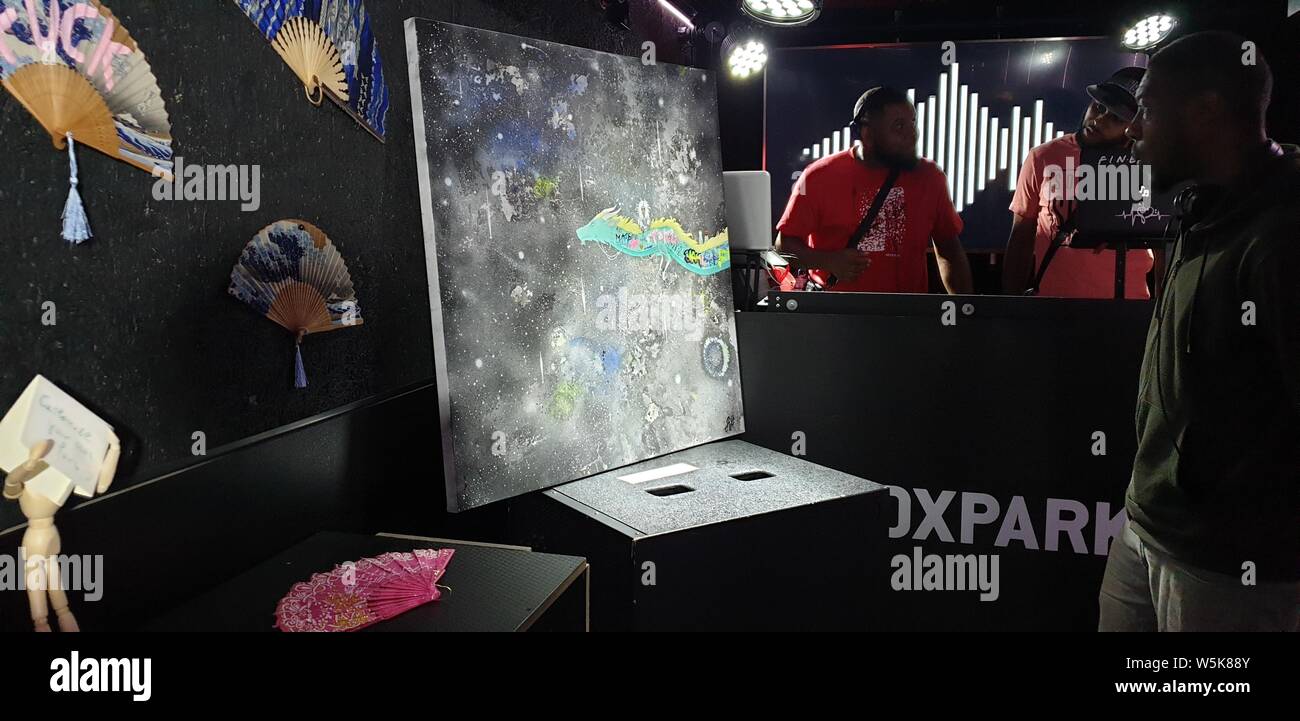 Model Fifi Anicah Art Exhibition, Londra, Regno Unito, 29 luglio 2019. Credito: Alamy News Foto Stock