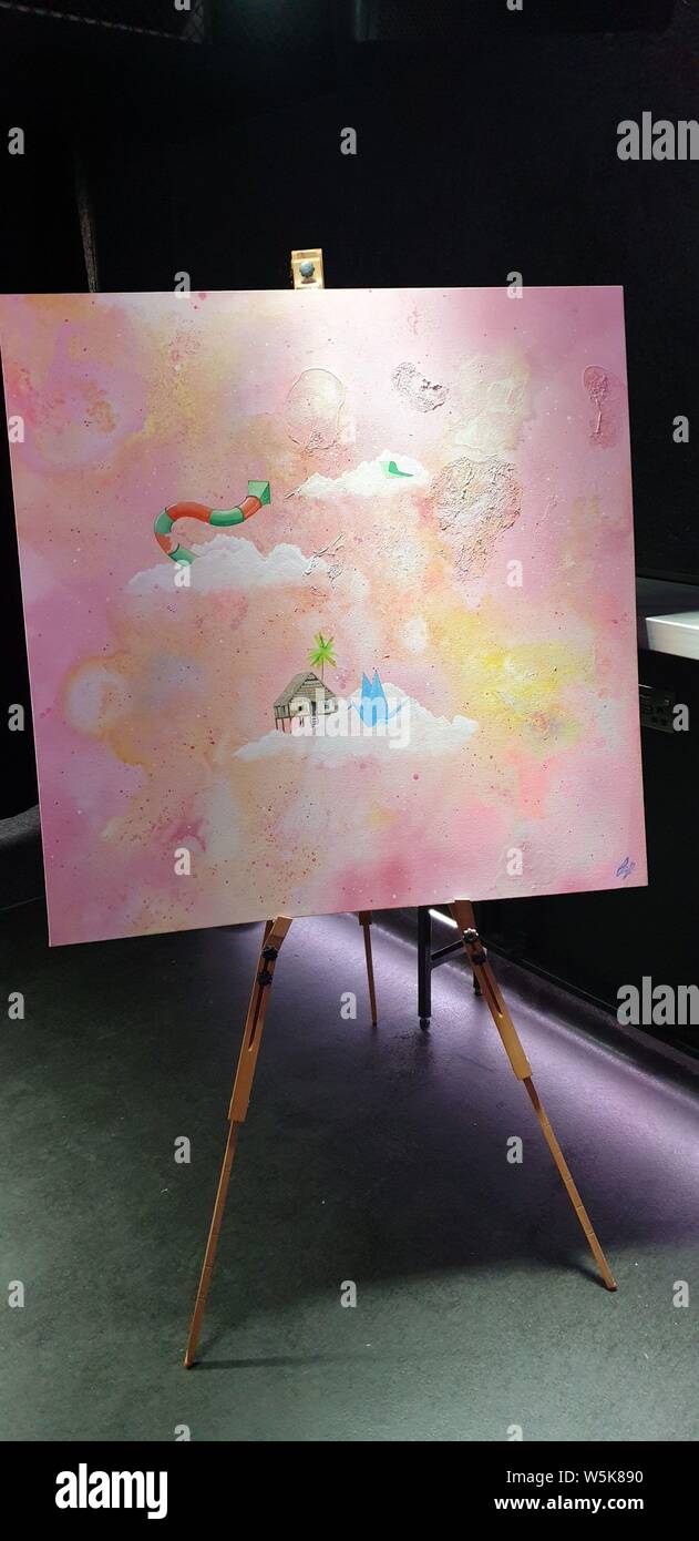 Model Fifi Anicah Art Exhibition, Londra, Regno Unito, 29 luglio 2019. Credito: Alamy News Foto Stock