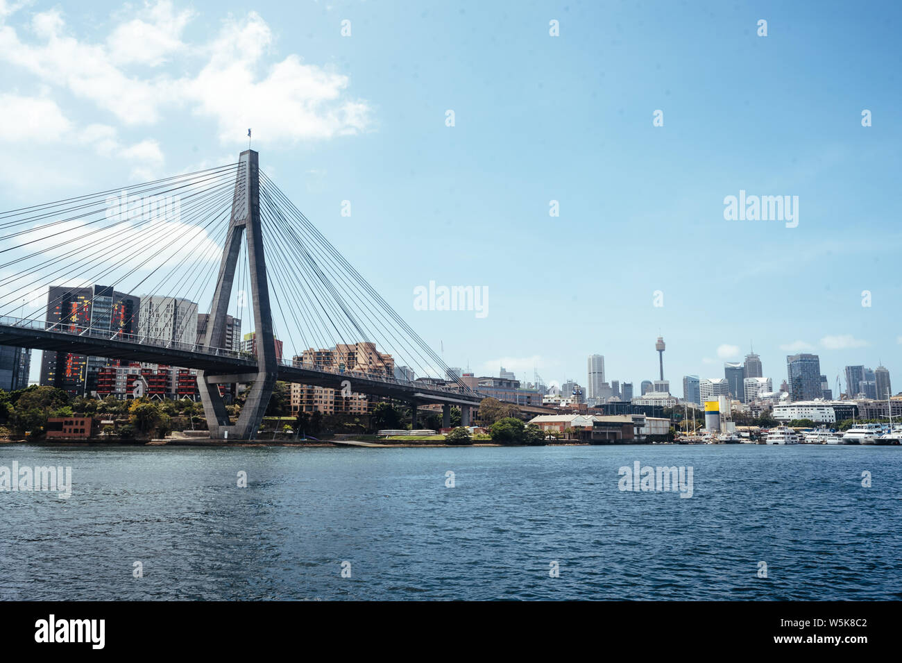 Anzac Bridge in Sydney spanning Johnstons baia tra Pyrmont e Glebe. Preso da Glebe con il CBD di Sydney in background. Foto Stock