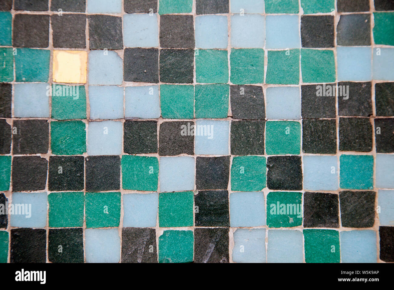 Piazzetta ceramiche piastrelle a mosaico in blu e verde e nero e sfumature di oro shot close up nel paesaggio come una texture di sfondo Foto Stock