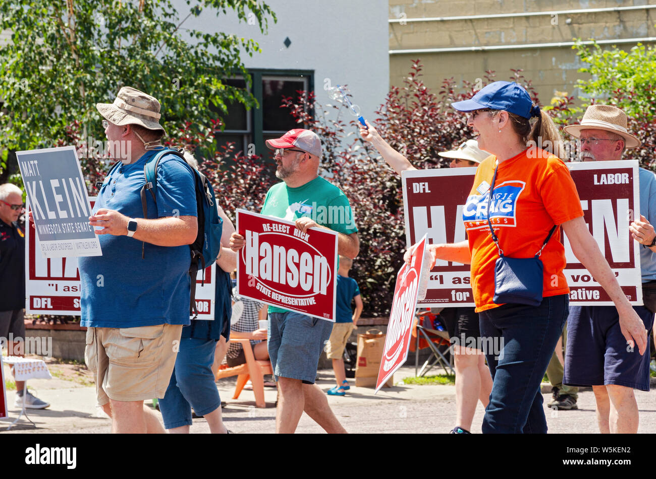 Mendota, Minnesota/USA - Luglio 13, 2019: Sostenitori marzo per Minnesota agricoltore democratico partito laburista rappresentanti a Mendota giorni Parade. Foto Stock