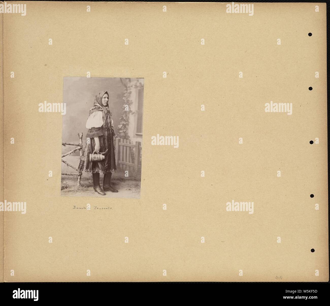 Danubiana e del contadino donna in abito tradizionale Foto Stock