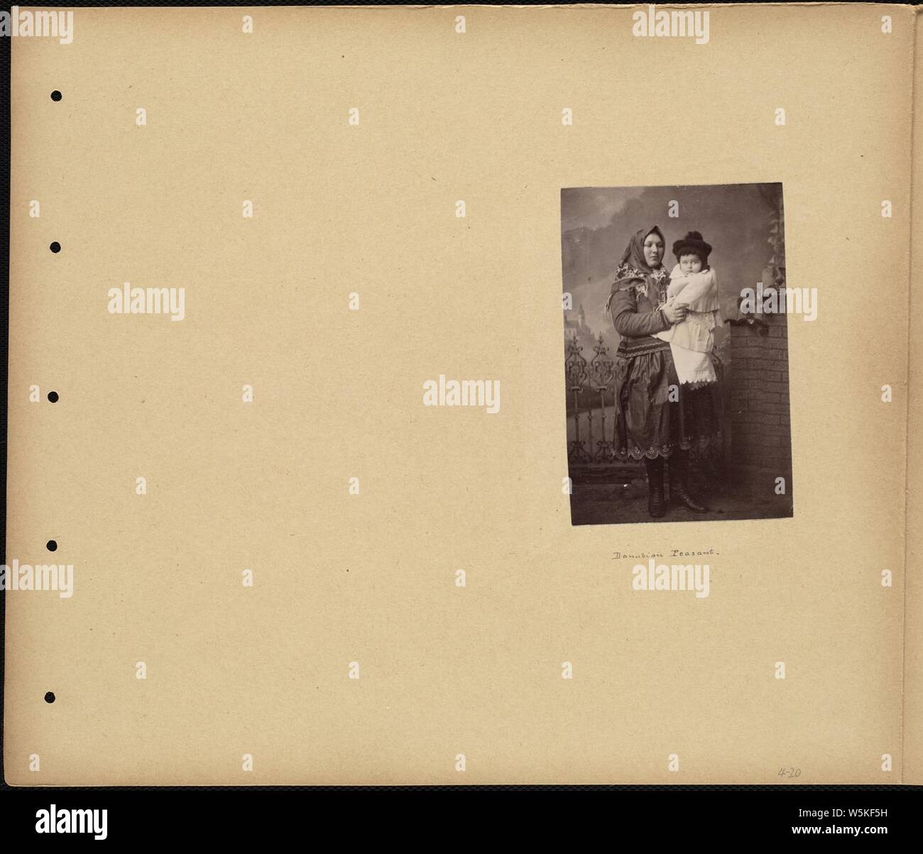 Danubiana e del contadino di donna e bambino in abito tradizionale Foto Stock