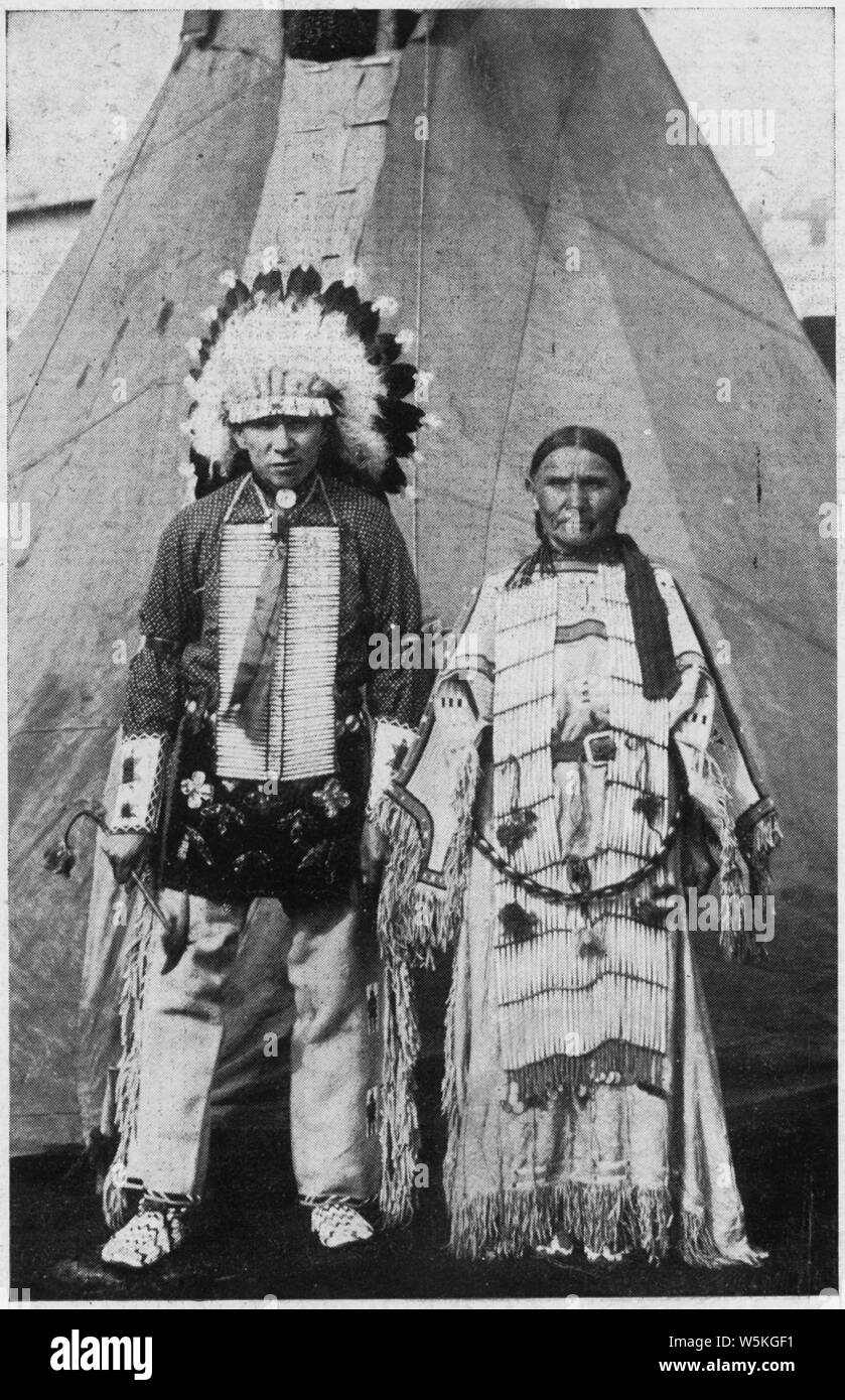 Circus Sarrasani - Due Indiani Sioux in abito nativo di fronte teepee; Portata e contenuto: Post card souviner del Circus Sarrasani. La didascalia, in inglese e in tedesco, legge Real Indiani Sioux di Pine Ridge nel Sud Dakota. Essi sono in Europa con Clarence Shultz, il ben noto cowboy dal Marland ha Oklahoma U.S.A. Foto Stock