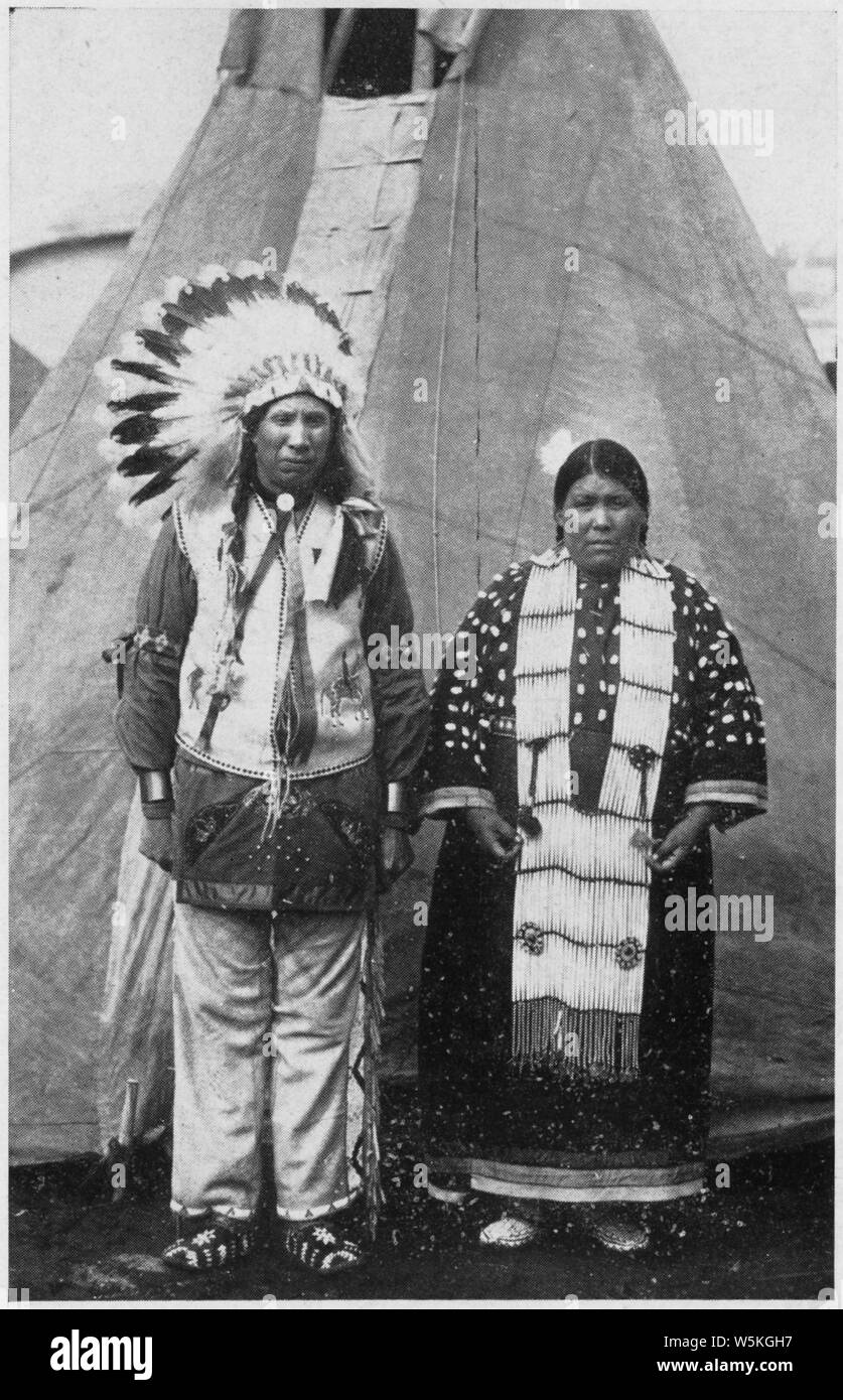Circus Sarrasani - Due Indiani Sioux in abito nativo di fronte teepee; Portata e contenuto: Post card souviner del Circus Sarrasani. La didascalia, in inglese e in tedesco, legge Real Indiani Sioux di Pine Ridge nel Sud Dakota. Essi sono in Europa con Clarence Shultz, il ben noto cowboy dal Marland ha Oklahoma U.S.A. Foto Stock