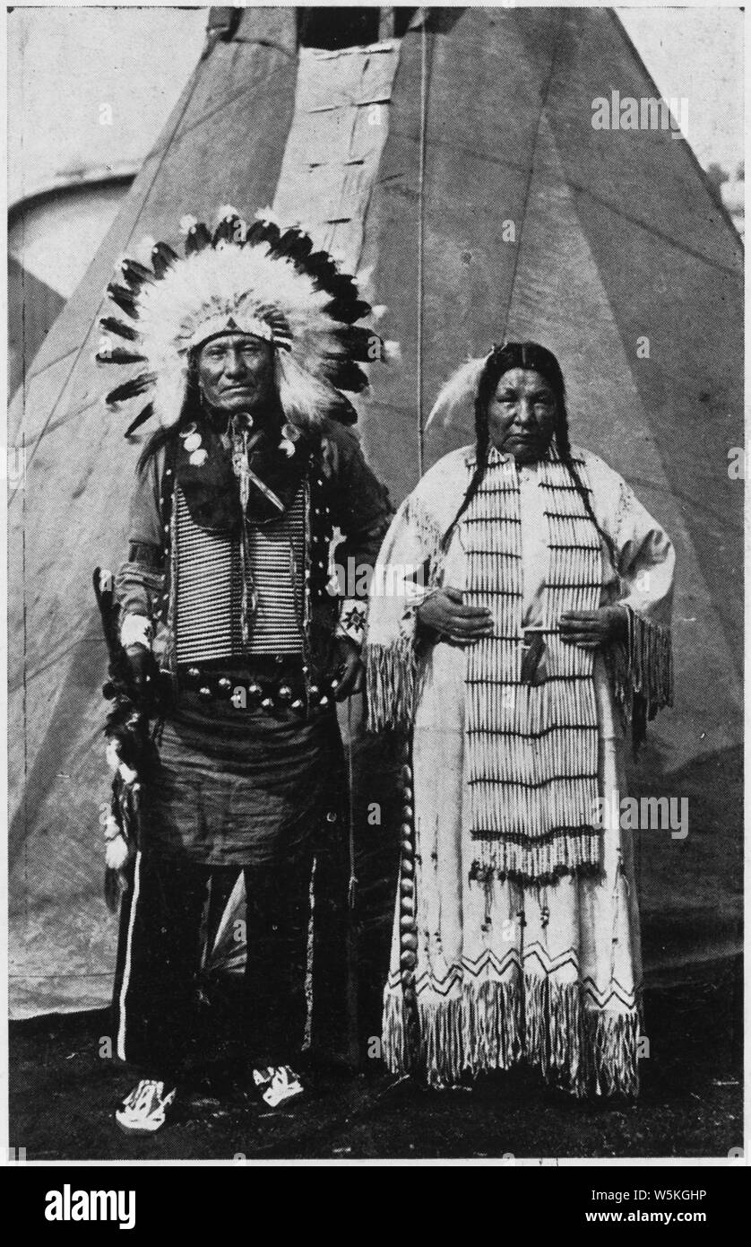 Circus Sarrasani - Due Indiani Sioux in abito nativo di fronte teepee; Portata e contenuto: Post card souviner del Circus Sarrasani. La didascalia, in inglese e in tedesco, legge Real Indiani Sioux di Pine Ridge nel Sud Dakota. Essi sono in Europa con Clarence Shultz, il ben noto cowboy dal Marland ha Oklahoma U.S.A. Foto Stock