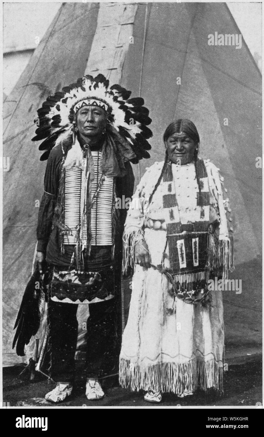 Circus Sarrasani - Due Indiani Sioux in abito nativo di fronte teepee; Portata e contenuto: Post card souviner del Circus Sarrasani. La didascalia, in inglese e in tedesco, legge Real Indiani Sioux di Pine Ridge nel Sud Dakota. Essi sono in Europa con Clarence Shultz, il ben noto cowboy dal Marland ha Oklahoma U.S.A. Foto Stock