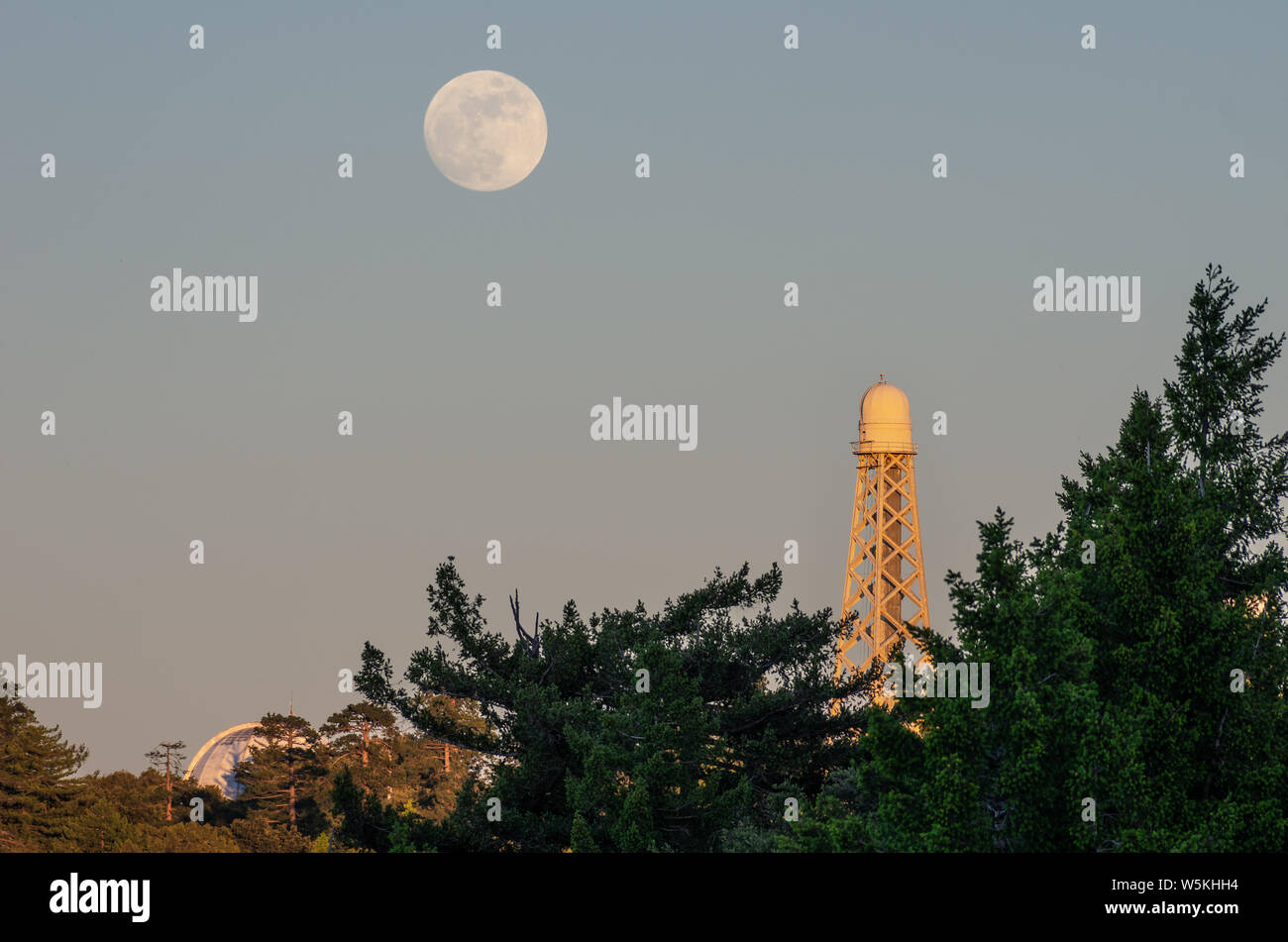 Immagine della Torre Solare a Mt Wilson Observatory durante la luna piena in aumento. Foto Stock