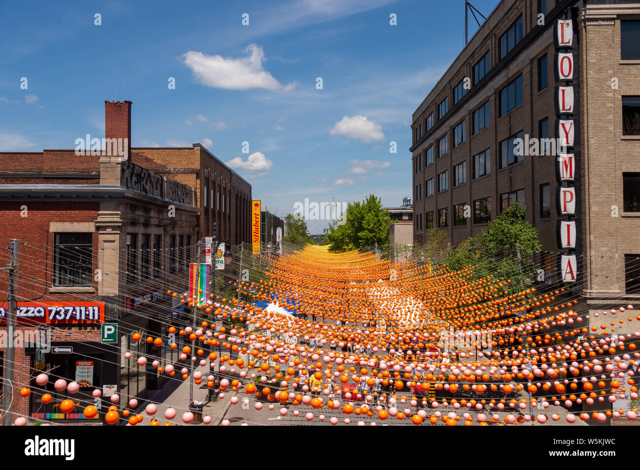 Montreal, CA - 1 Luglio 2019: Arcobaleno sfere arte di installazione '18 tonalità di gay' su Saint-Catherine Street nel Villaggio Gay Foto Stock