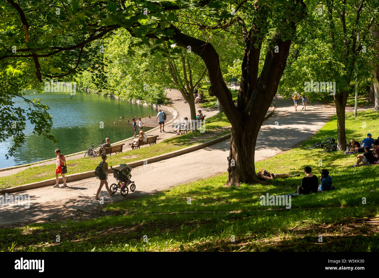 Montreal, CA - 1 Luglio 2019: per coloro che godono di una calda giornata estiva di La Fontaine Park. Foto Stock