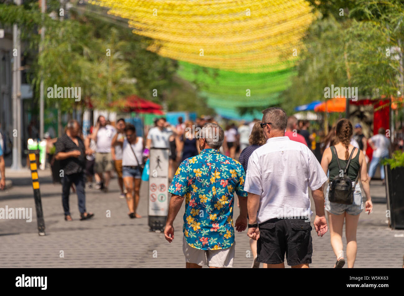 Montreal, CA - 27 Luglio 2019: Arcobaleno sfere arte di installazione '18 tonalità di gay' su Saint-Catherine Street nel Villaggio Gay Foto Stock