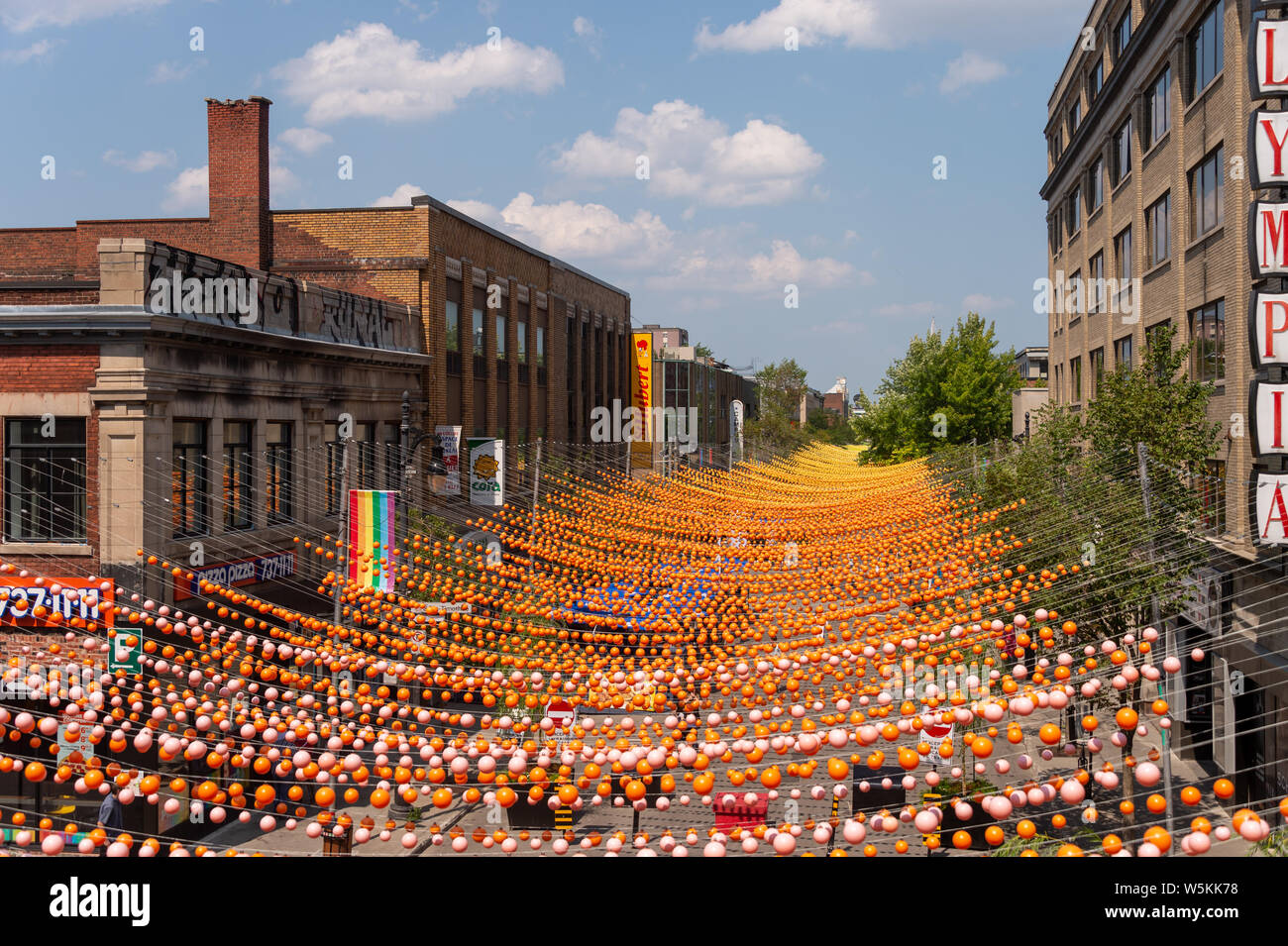 Montreal, CA - 27 Luglio 2019: Arcobaleno sfere arte di installazione '18 tonalità di gay' su Saint-Catherine Street nel Villaggio Gay Foto Stock