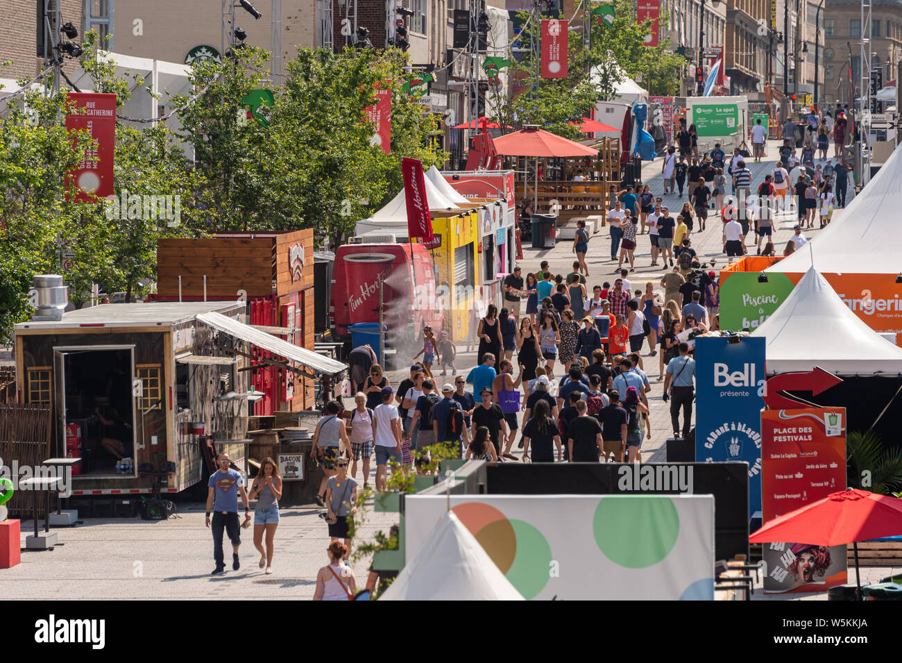 Montreal, CA - 27 Luglio 2019: folla raccolta nel Quartier des occhiali a La Place des Arts. Foto Stock