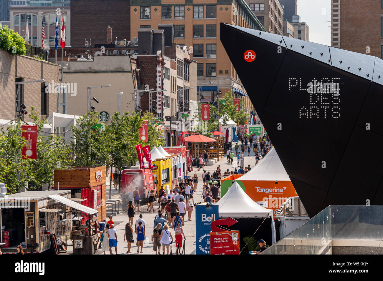 Montreal, CA - 27 Luglio 2019: folla raccolta nel Quartier des occhiali a La Place des Arts. Foto Stock