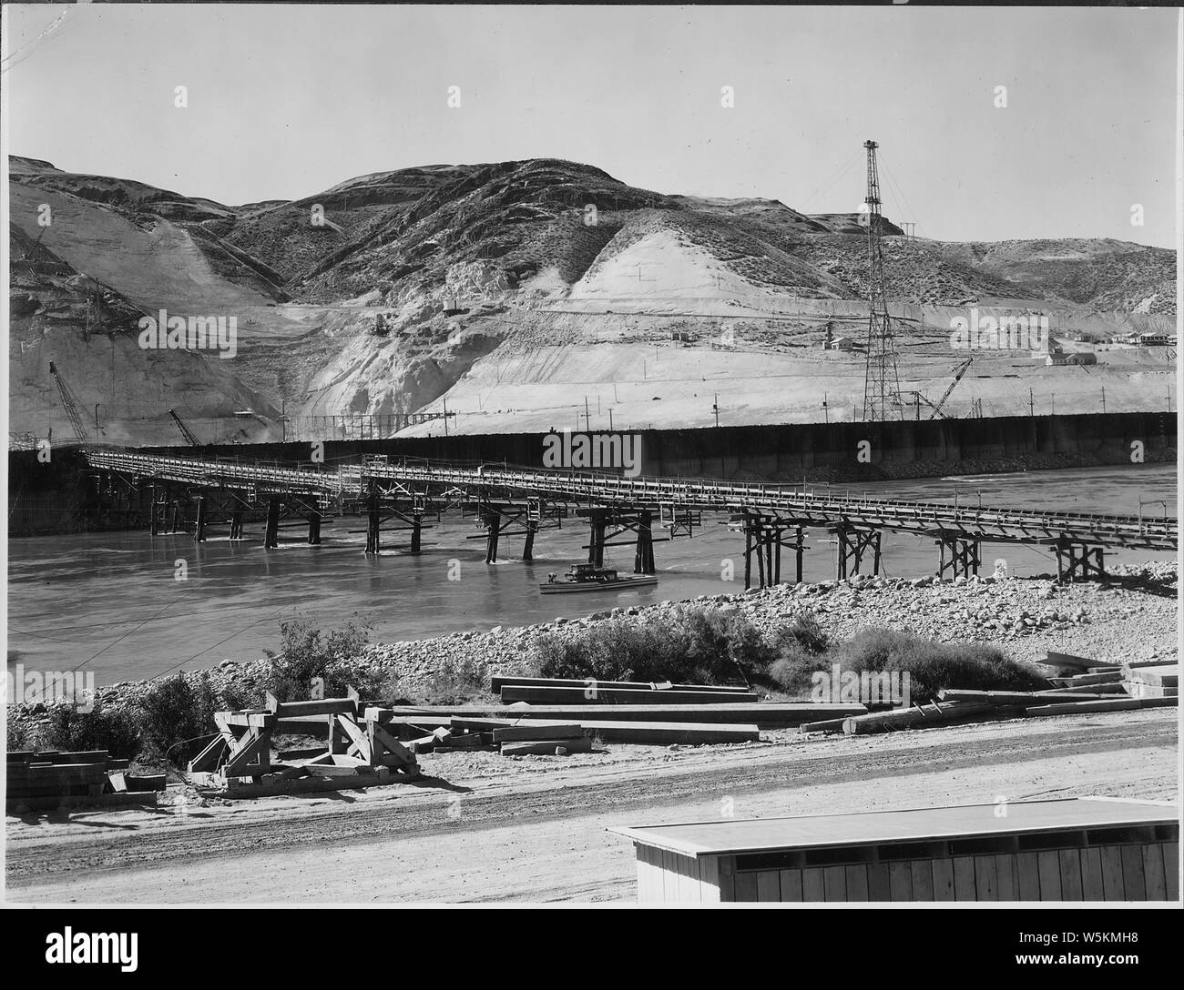 Cross-fiume trasportatore da un lato est che trasportano materiale scavato per la linea principale sul lato ovest.; Portata e contenuto: fotografia dal volume due di una serie di album di foto per documentare la costruzione del Grand Coulee Dam e i relativi lavori sul bacino di Columbia progetto. Foto Stock