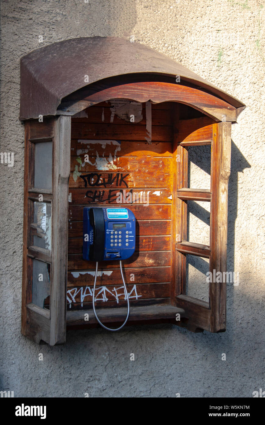 Polveroso vecchia cabina telefonica closeup. Polveroso vecchia cabina telefonica closeup Foto Stock