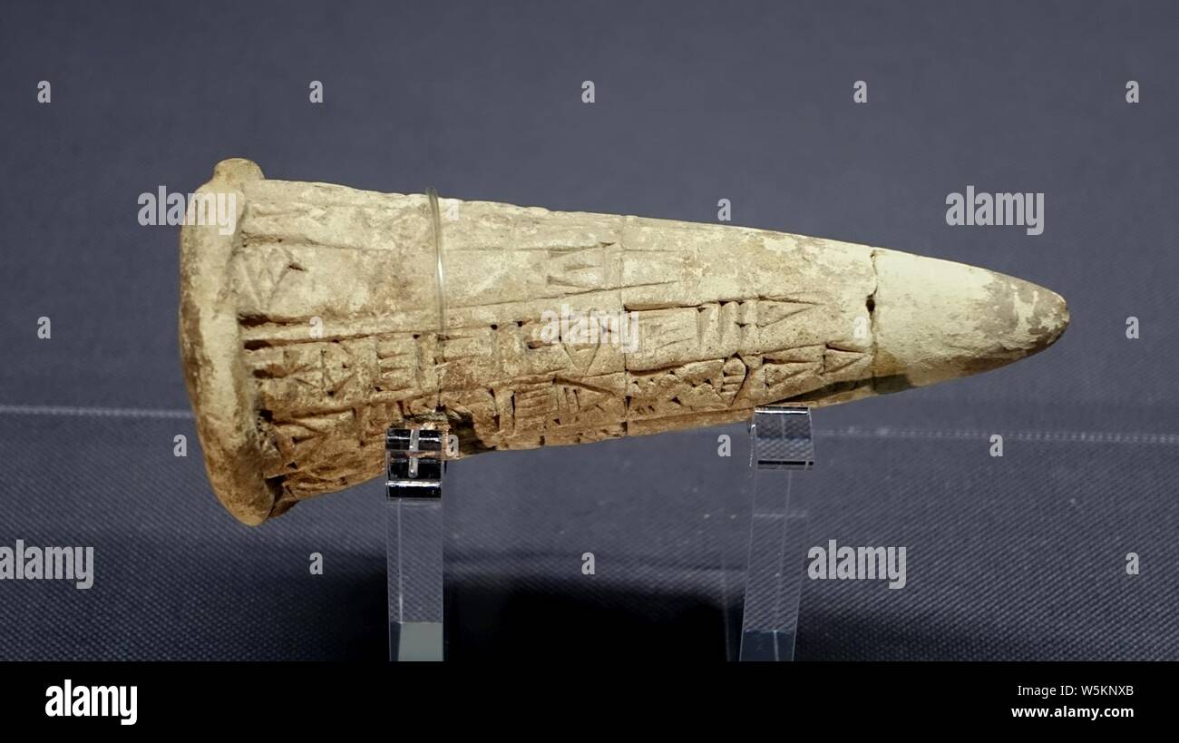 Testo cuneiforme sul cono di argilla, scavato a Lagash, Iraq, Gutian periodo, XXII secolo Foto Stock