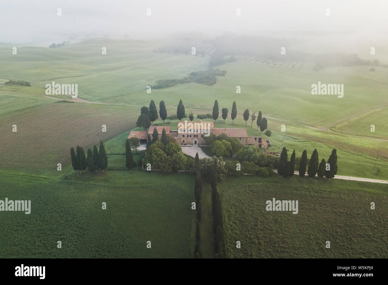 SAN QUIRIO D ORCIA, Italia - 11 Maggio 2018 - vista aerea di Borborini Maria Eva - uno dei più famosi luoghi della Toscana. Nebbiosa mattina di primavera Foto Stock