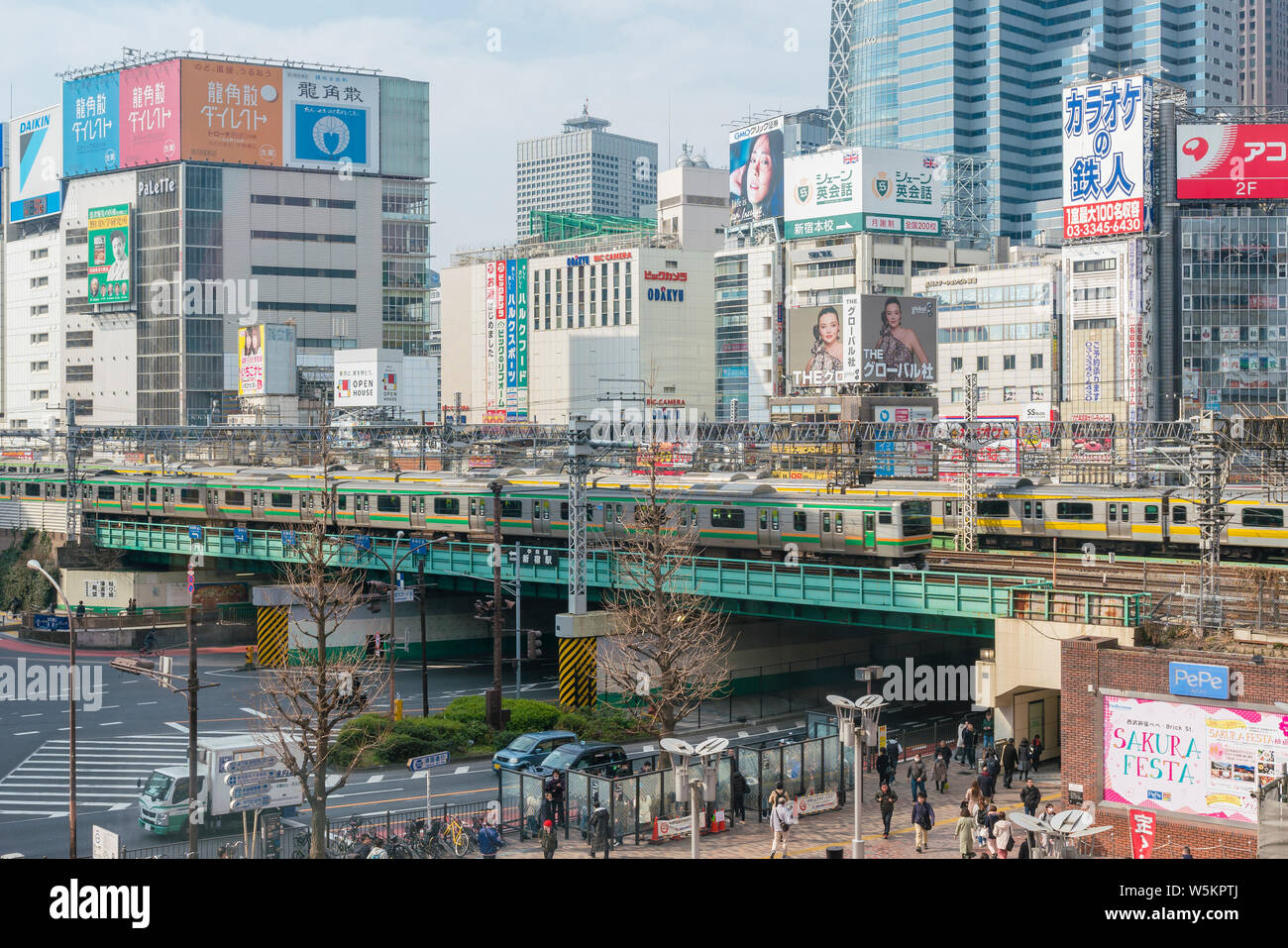 Treno che passa attraverso Shinjuku a Tokyo Foto Stock