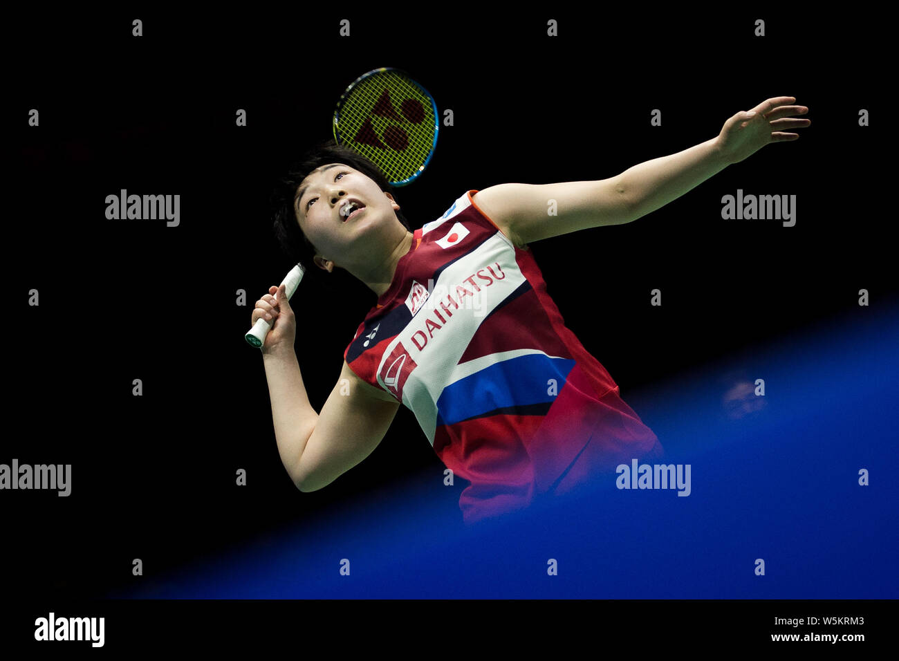 Akane Yamaguchi di Giappone restituisce un colpo a lui Bingjiao della Cina nella loro singolare femminile partita finale durante il 2019 Badminton Asia campionati in W Foto Stock