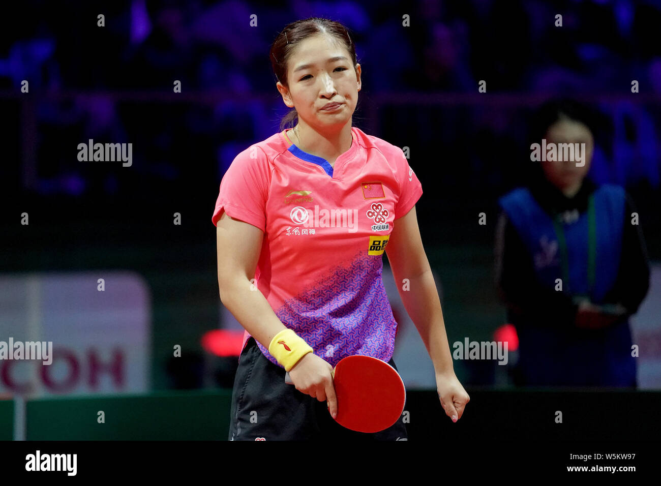 Liu Shiwen della Cina reagisce come lei compete contro Nadezhda Bogdanova della Bielorussia in il loro match di primo turno di Donne Singoli durante la Liebherr 201 Foto Stock