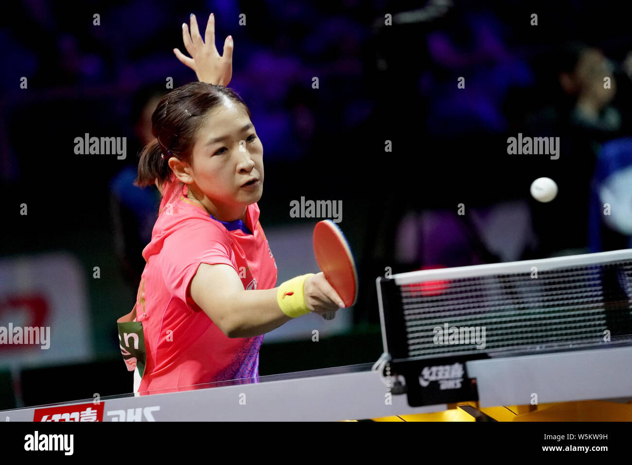 Liu Shiwen della Cina restituisce un colpo a Nadezhda Bogdanova della Bielorussia in il loro match di primo turno di Donne Singoli durante la Liebherr 2019 mondo ITTF Foto Stock