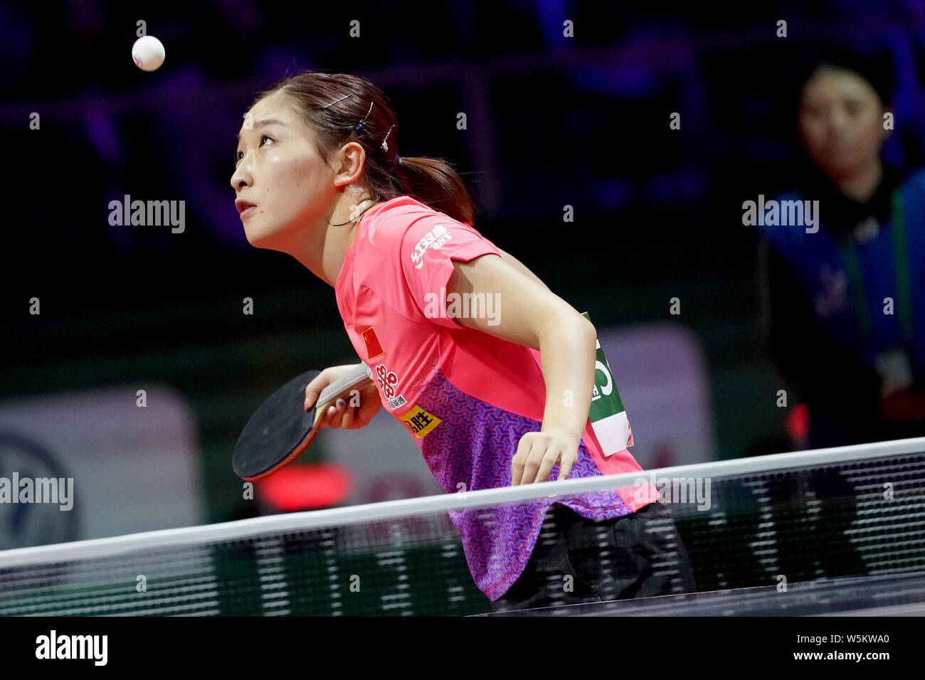 Liu Shiwen della Cina serve contro Nadezhda Bogdanova della Bielorussia in il loro match di primo turno di Donne Singoli durante la Liebherr 2019 mondo ITTF Tab Foto Stock