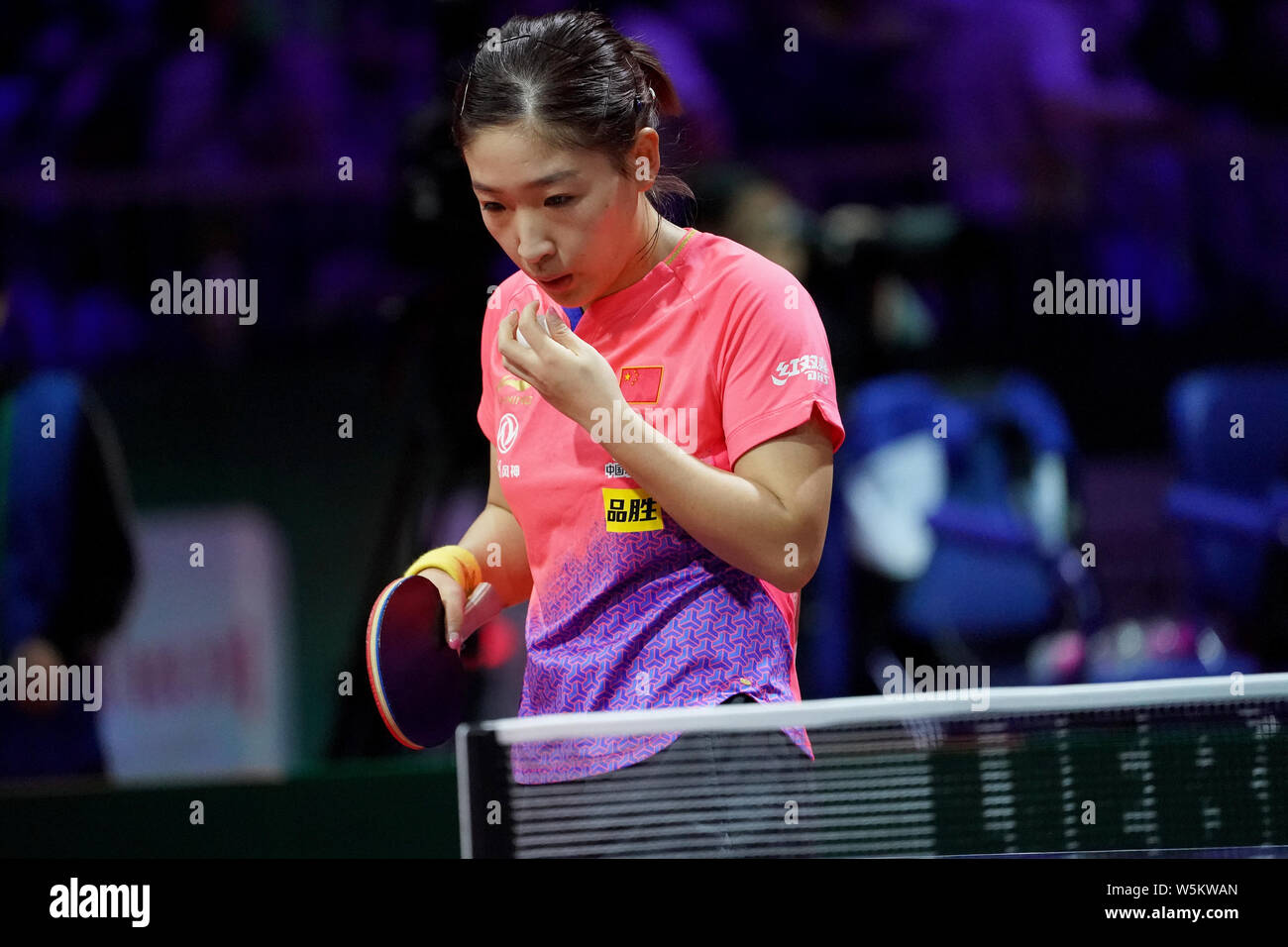 Liu Shiwen della Cina reagisce come lei compete contro Nadezhda Bogdanova della Bielorussia in il loro match di primo turno di Donne Singoli durante la Liebherr 201 Foto Stock
