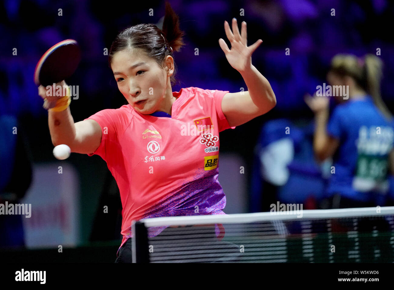 Liu Shiwen della Cina restituisce un colpo a Nadezhda Bogdanova della Bielorussia in il loro match di primo turno di Donne Singoli durante la Liebherr 2019 mondo ITTF Foto Stock