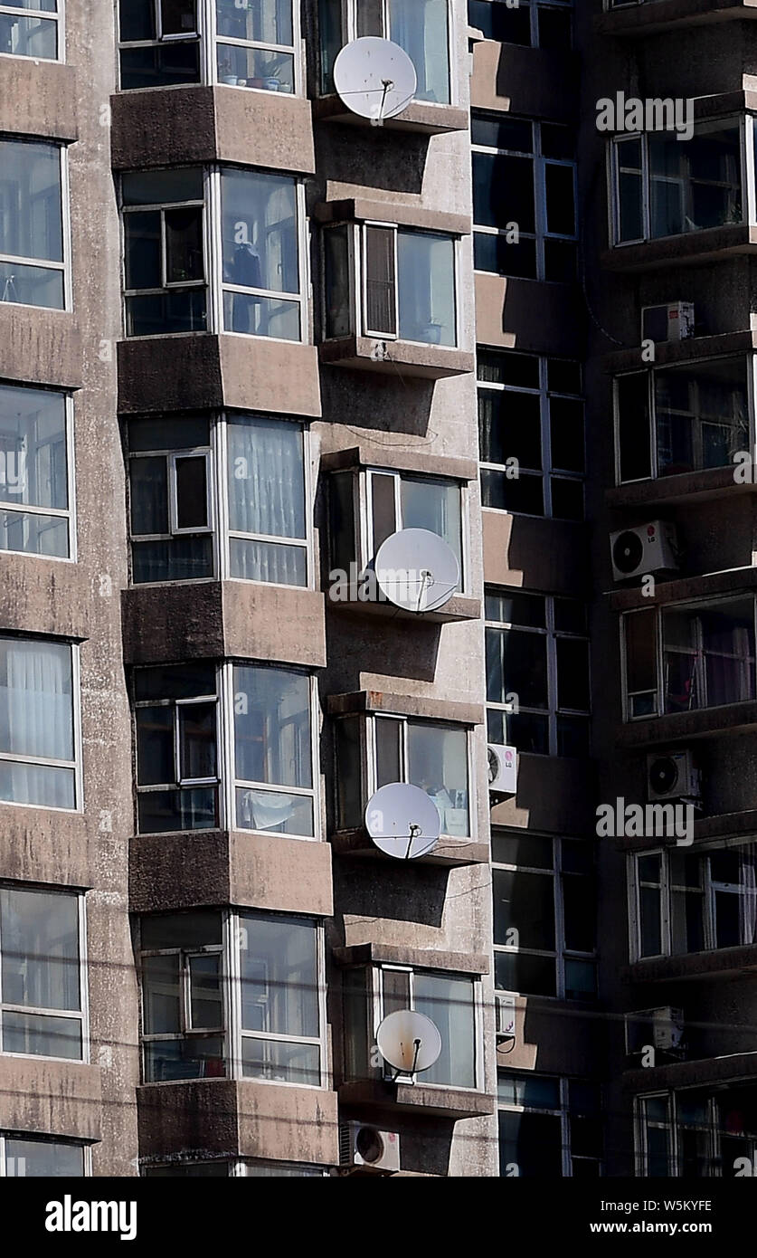 Un edificio residenziale è installato con tv satellitare ricevitore piatti in Shenyang City, a nord-est della Cina di provincia di Liaoning, 2 aprile 2019. Foto Stock