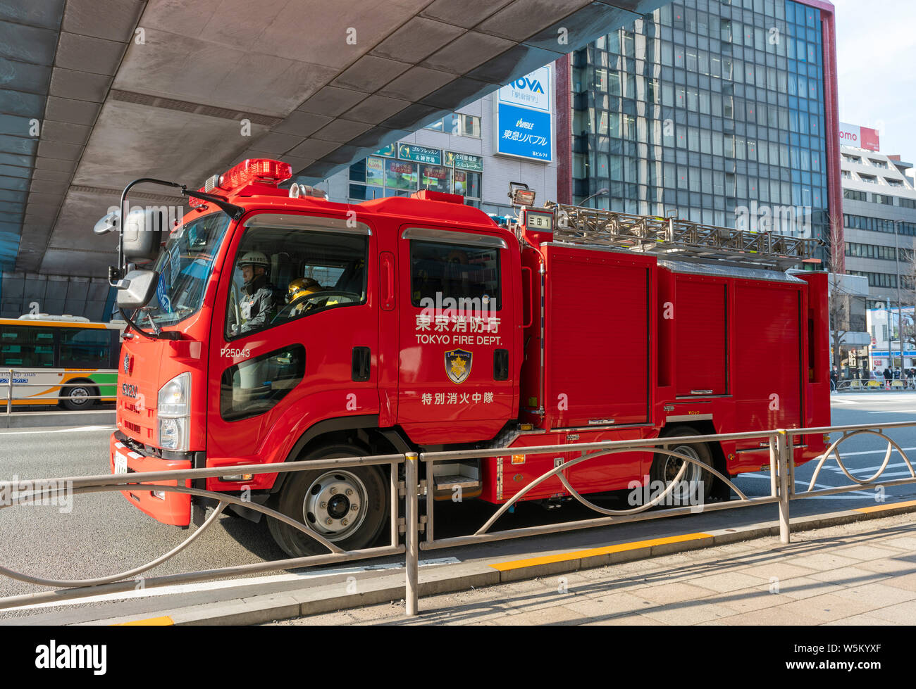 Vista di un camion dei vigili del fuoco sulla strada a Tokyo Foto Stock