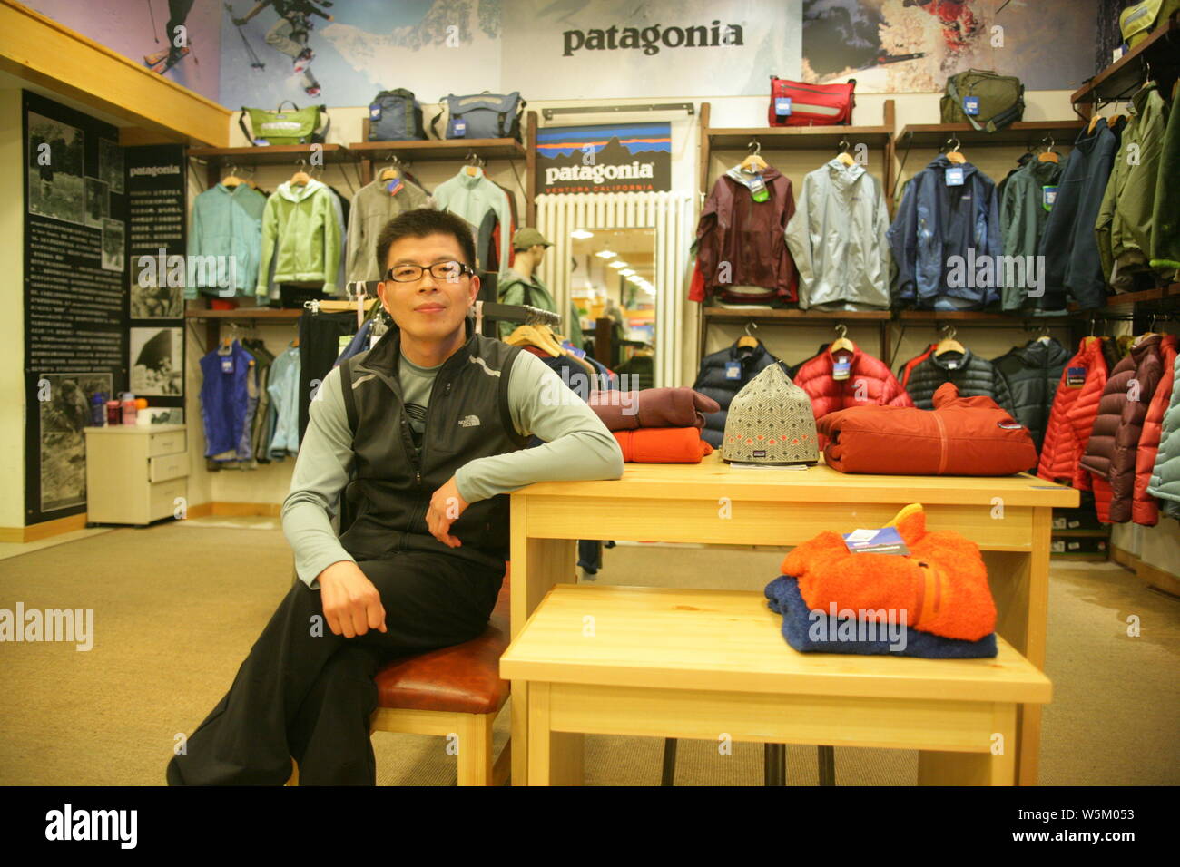 --FILE--Zhang Heng, Presidente e Presidente di Pechino Sanfo prodotti Outdoor Co Ltd, è raffigurato a Pechino in Cina, 18 febbraio 2009. Sporting buona Foto Stock