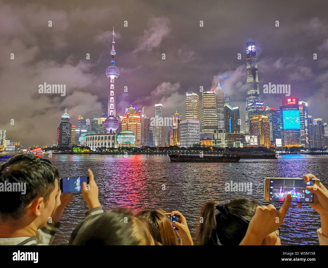 --FILE--turisti scattare foto della skyline di Puxi, Fiume Huangpu e il Quartiere Finanziario di Lujiazui con la Oriental Pearl TV Tower, più in alto a sinistra, il Foto Stock
