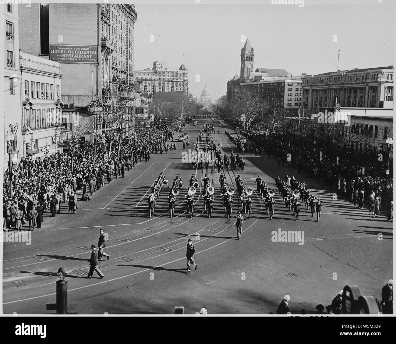 Vista la distanza del Presidente Truman inaugurale della sfilata che mostra una banda militare. Foto Stock