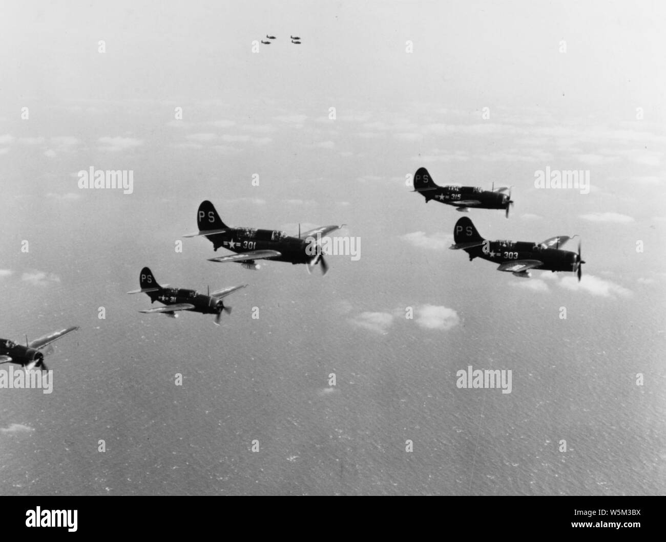 Curtiss SB2C-5 Helldivers ov VA-9A in volo il 1 aprile 1948. Foto Stock