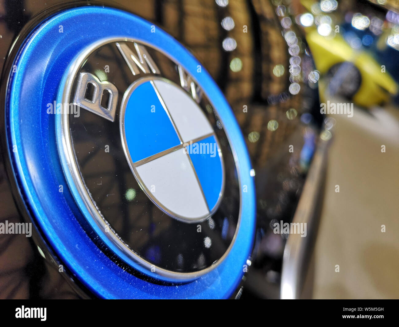 --FILE--Vista di un logo di BMW in occasione di una mostra a Shanghai in Cina, 19 febbraio 2018. BMW inizierà la produzione cinese di automobili elettriche dalla sua Foto Stock