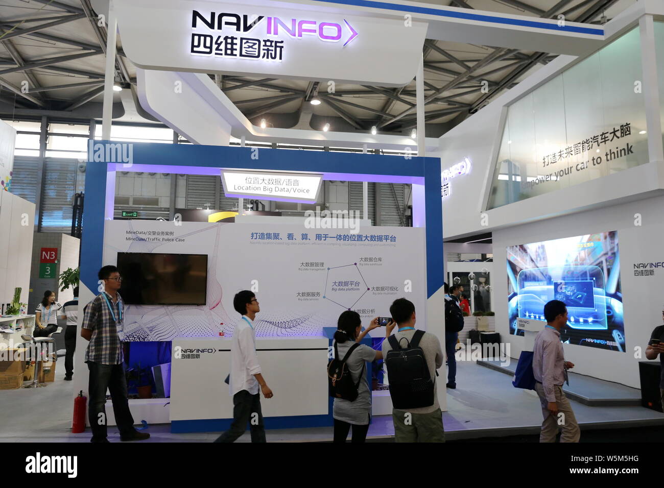 --FILE -- la gente visita lo stand cinese di servizi di informazione sul traffico Navinfo provider durante il 2017 International Consumer Electronics Show in Asia ( Foto Stock