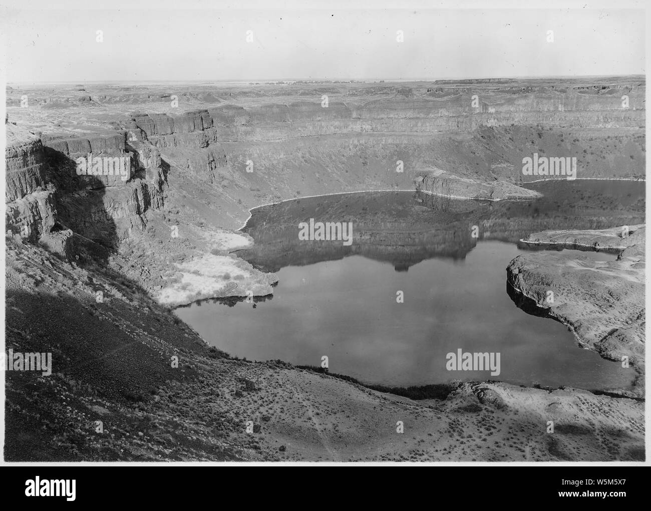 Asciugare Cade vicino a Città Coulee, Washington. Questo è vicino alla terminazione del sud del Grand Coulee corretto. Le cascate erano attivi durante la seconda parte della seconda età del ghiacciaio quando Grand Coulee è stato il corso del fiume Columbia che a quel tempo ha portato il flusso combinato di quasi tutti i flussi originari del nord-ovest sezione di questo continente e di diversi altri tra cui il Missouri che ora il flusso dalla spartiacque orientale. La foto è stata fatta dal bordo occidentale del ferro di cavallo stramazzo.; Portata e contenuto: fotografia dal volume due di una serie di album di foto per documentare Foto Stock