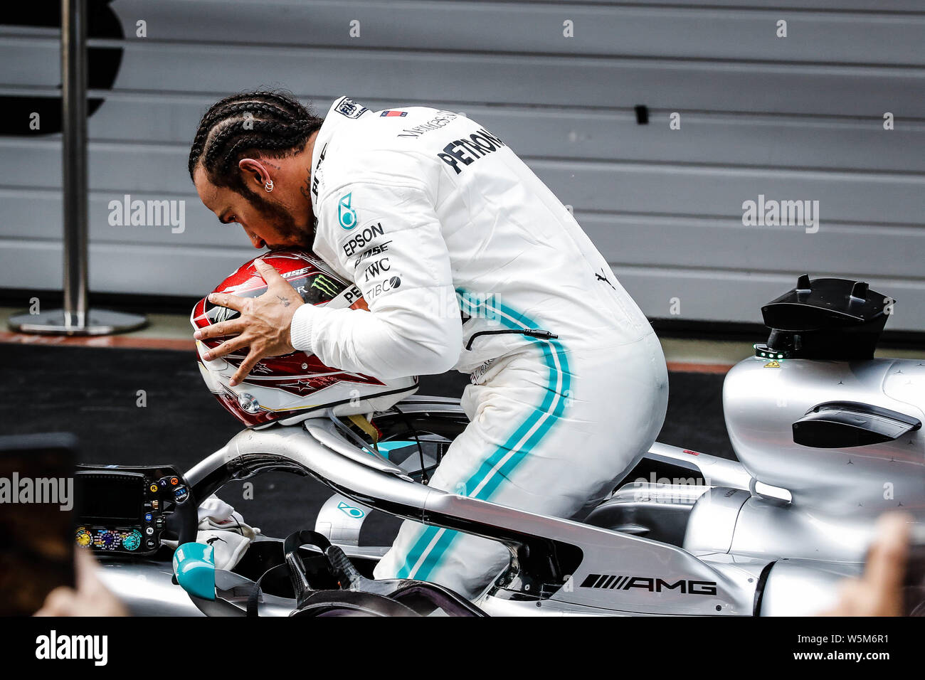 British pilota di Formula Uno Lewis Hamilton di Mercedes bacia il suo casco dopo aver vinto la Formula 1 Heineken Chinese Grand Prix 2019 a Shanghai ho Foto Stock