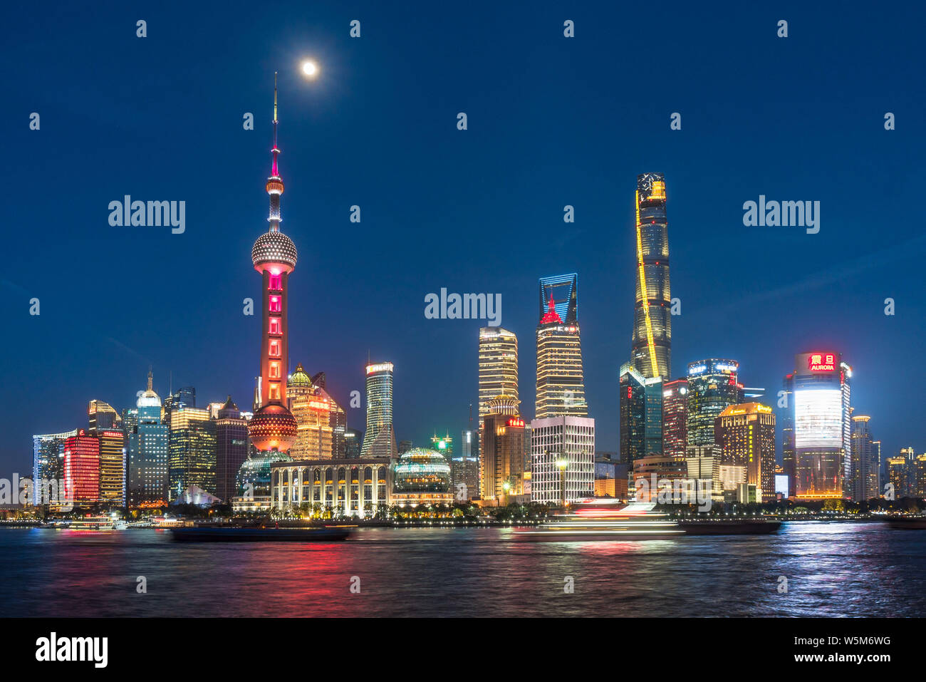 --FILE--Skyline di Puxi, Fiume Huangpu e il Quartiere Finanziario di Lujiazui con la Oriental Pearl TV Tower, più in alto a sinistra, la Shanghai Tower, t Foto Stock